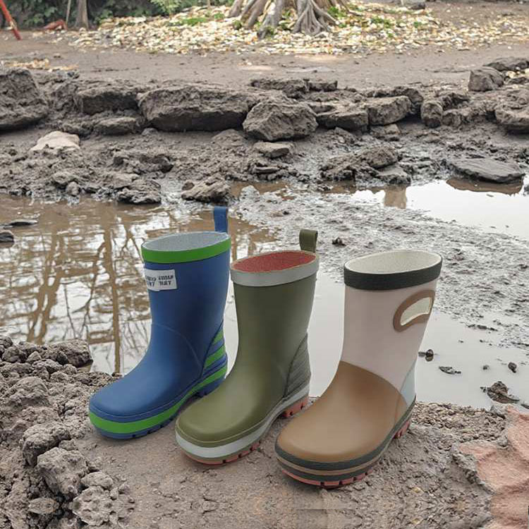 Kids rubber wellies with reflective strip