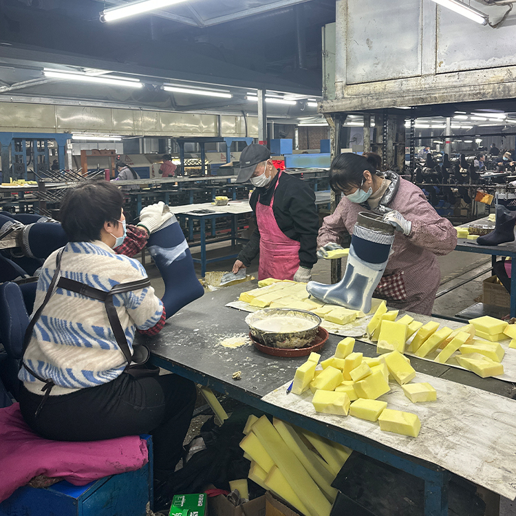 Factory wholesale fashionable rubber garden clogs for women