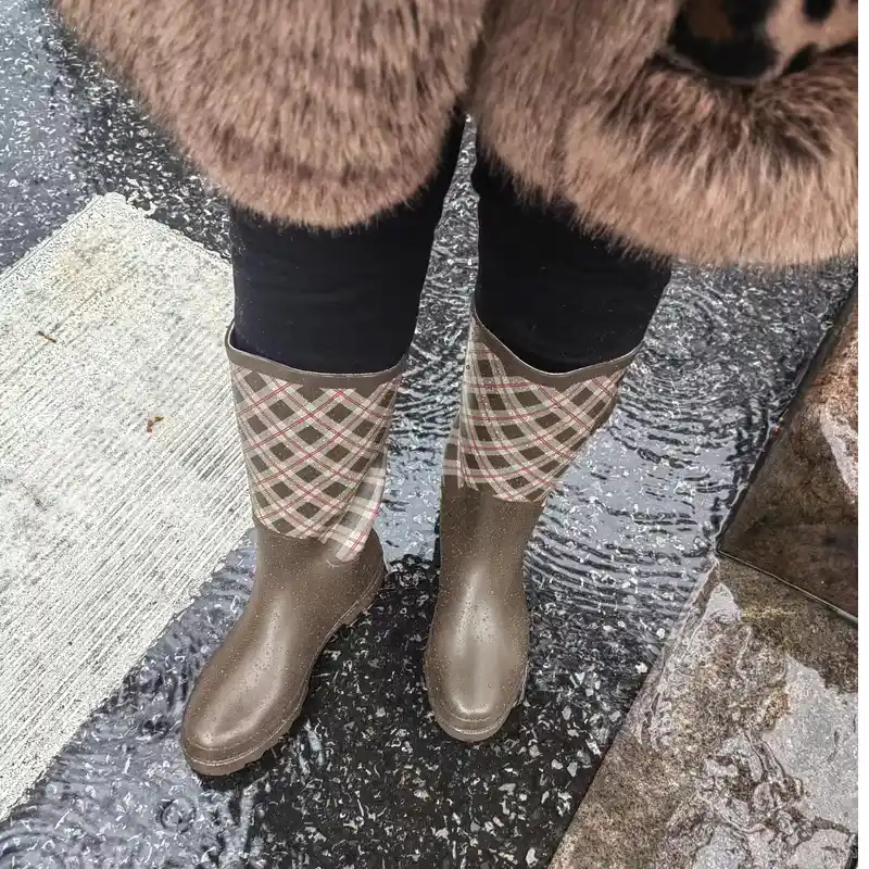 Ladies knee high rubber wellington boots