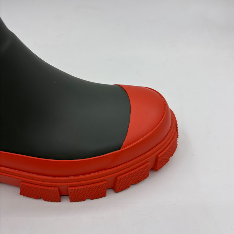 Natural rubber chunky chelsea rain boots in black and red