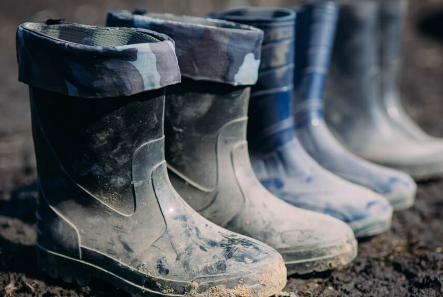 From Grime to Shine: How to Clean Rubber Rain Boots like a Pro