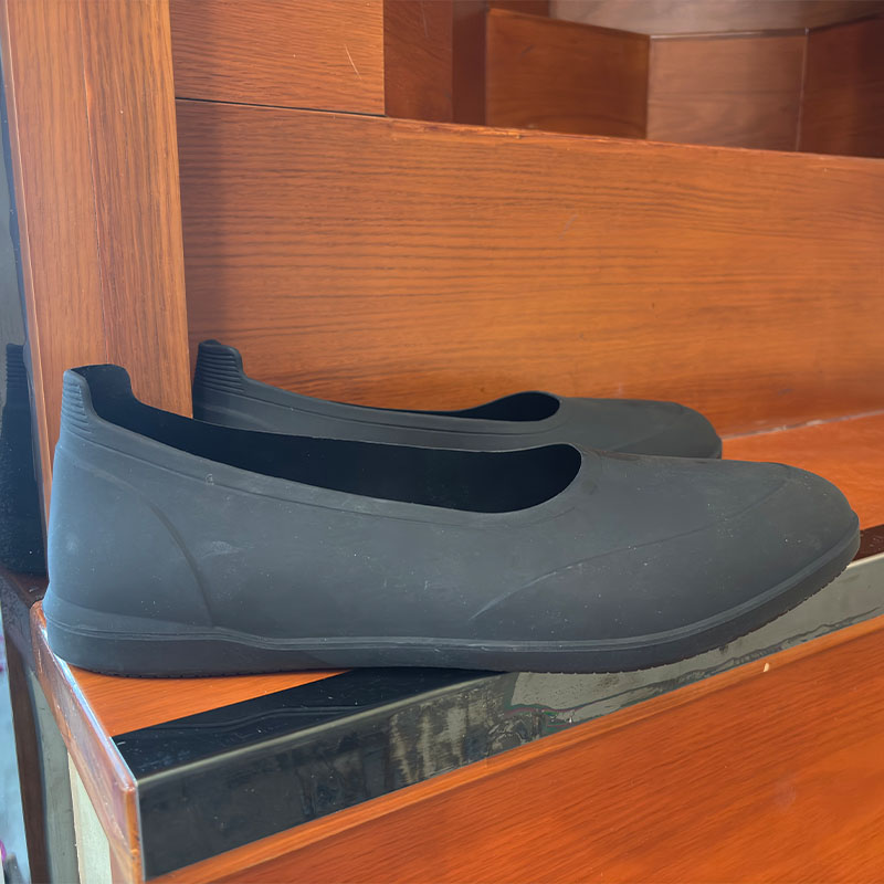 Soft toe black waterproof rubber overshoes