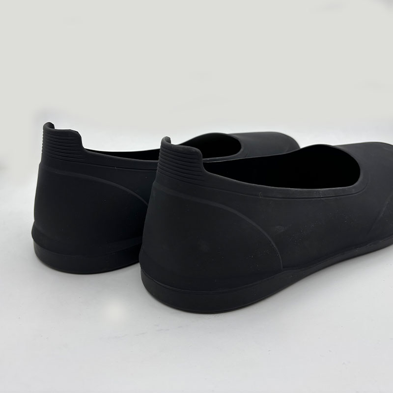 Soft toe black waterproof rubber overshoes