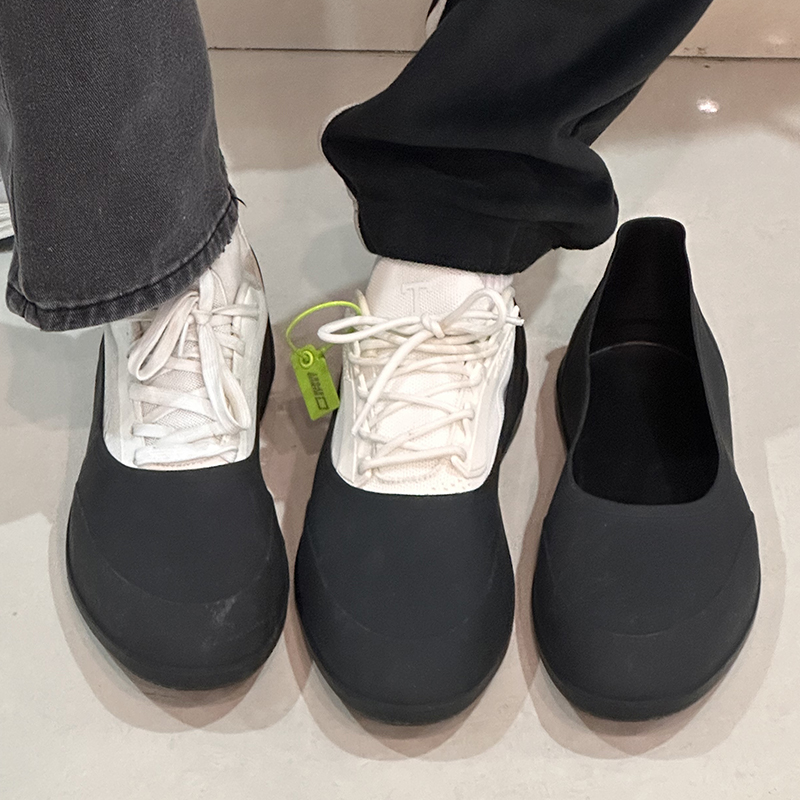 Soft toe black waterproof rubber overshoes