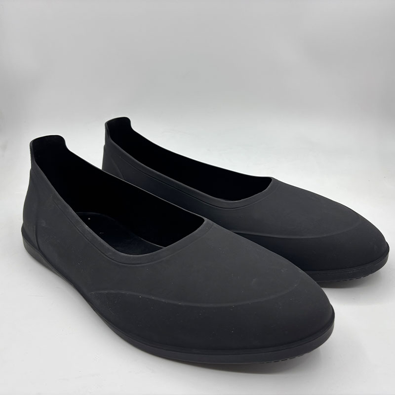 Soft toe black waterproof rubber overshoes