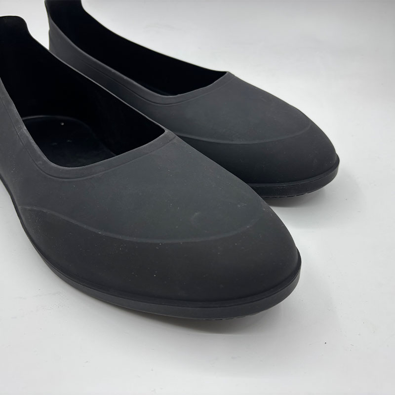Soft toe black waterproof rubber overshoes