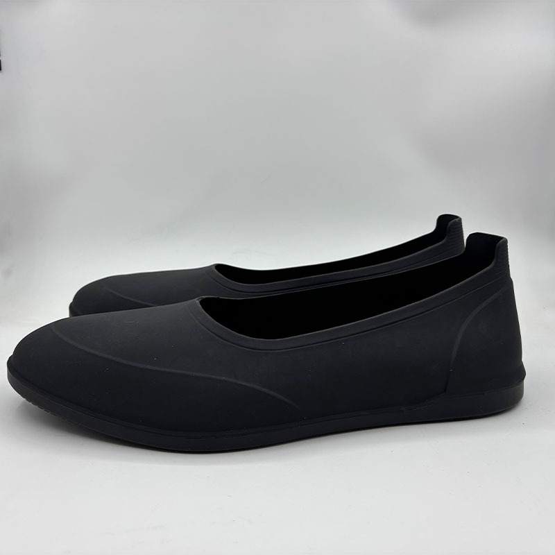 Soft toe black waterproof rubber overshoes