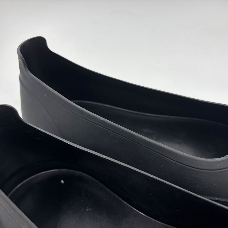 Soft toe black waterproof rubber overshoes